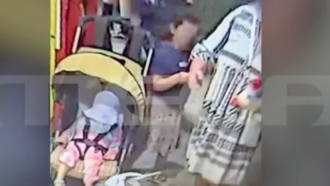 Откриха жената, издирвана за смъртта на момиченце на плаж в Атина