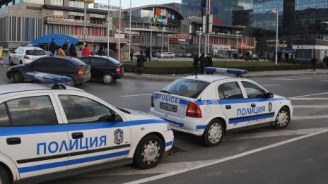 Обирът на инкасото в мола: Шофьорът инсценира, приятелят прибира...