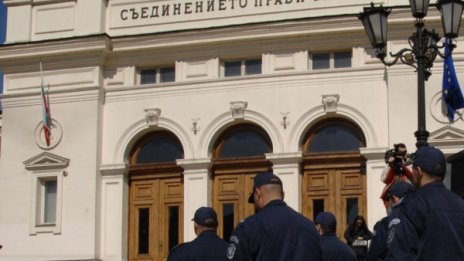 Премиер и министър увериха полицаите: Ценим труда ви!