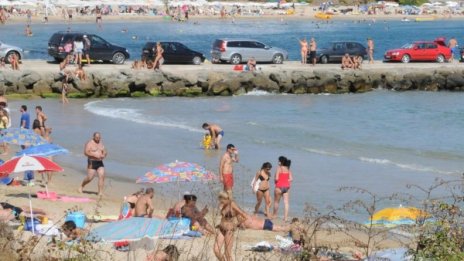 Лято, плаж, слънце, море... Туристите не искат нудистите