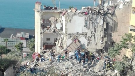 Пететажна жилищна сграда се срути в италиански град 