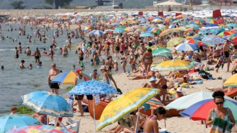 Ваканцията на българиина: В Гърция - на море, но в България е най-добре!
