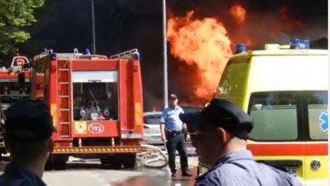 Голям пожар бушува в Загреб, има пострадали пожарникари