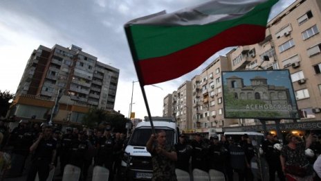 Асеновград: Хиляди протестираха, скандираха, играха хоро