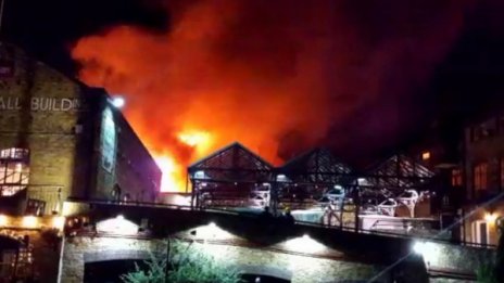 Пожар избухна на популярен пазар в Лондон