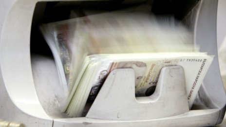 Крадци отмъкнаха банкови карти в Бургас, дръпнаха над 4700 лв.