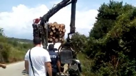 Кола тегли банкомат, газ без да спре и...банкоматът - в дере