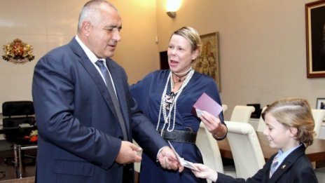Калина и Симеон – Хасан вече с първите си български паспорти 