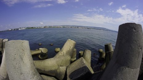 Времето остава горещо и в сряда, но на места ще превали