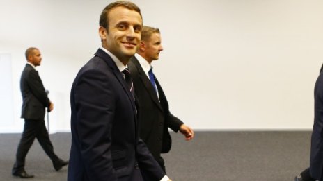 Макрон поиска от Германия повече инвестиции за Европа