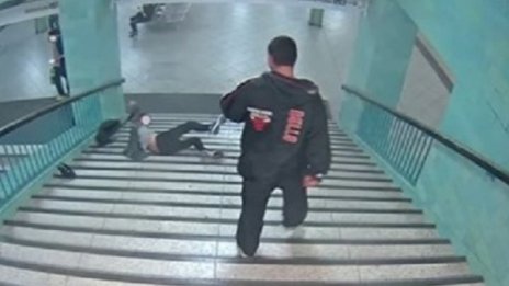 Мъжът, ритнал друг в берлинското метро – руснак с психо профил
