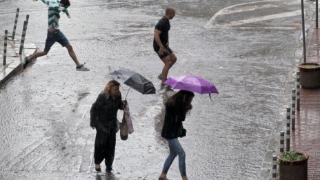 И понеделник ще е облачен, дъждовен и хладен