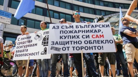 Вълна от протести в страната: Полицаи настояват за заплати