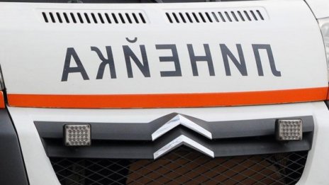 Парче от саниран блок падна, рани дете