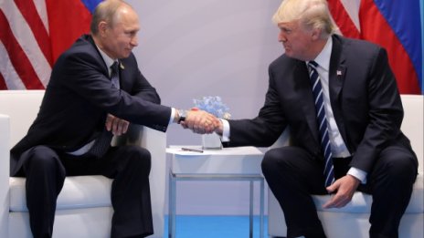 Съветници на Тръмп изнервени от прегръдките му с Русия