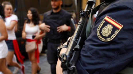 Мъж с нож срещу полицай в Испания и викове: Аллах Акбар!