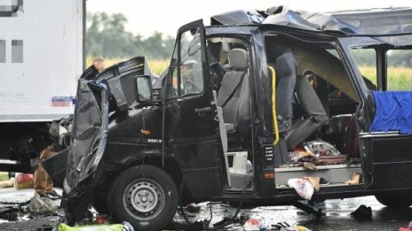 Жестока катастрофа с наш бус в Унгария, има жертви