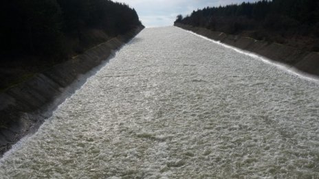 Втори ден търсят дете, паднало в река Вит