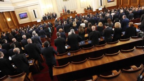 НС поправи гафа с "Наглите", затвори вратичките в закона