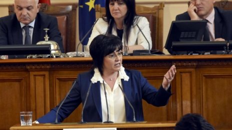 Нинова поиска Борисов в НС заради Македония, той дойде