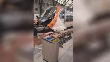 Влак дерайлира на гара в Барселона, 48 души са ранени