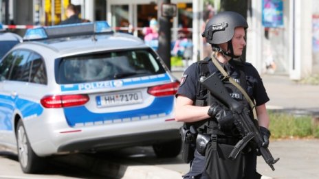 Въоръжен с нож нападна хора в супермаркет в Хамбург