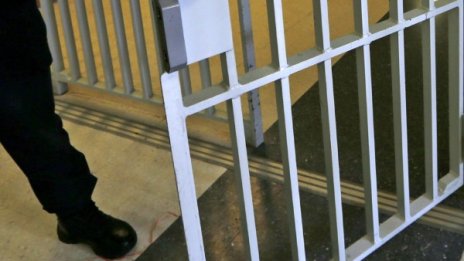 Затворници направиха бомба от сухо мляко в Кардиф