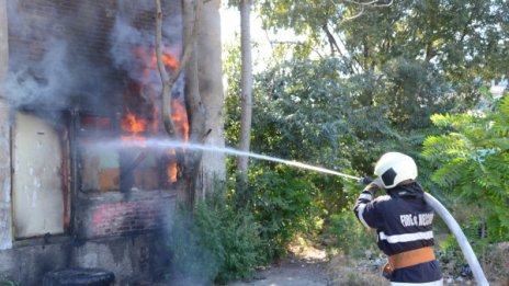 Пожар изпепели изоставена сграда в Стара Загора