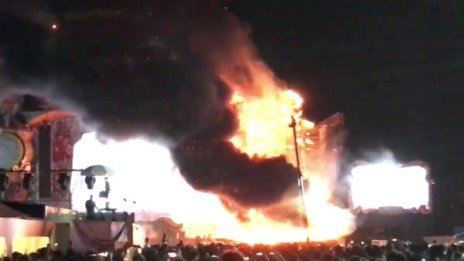 Фойерверк подпали сцена на фестивал, евакуираха 20 000