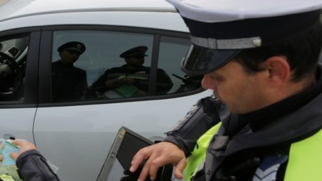 Катаджии спряха "Опел", шофьорът му &ndash; с 2,55 промила