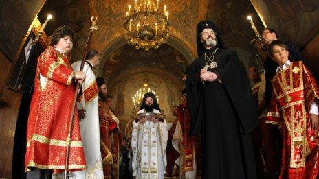 Посрещнаха мощите на  св. Панталеймон в Руската църква 