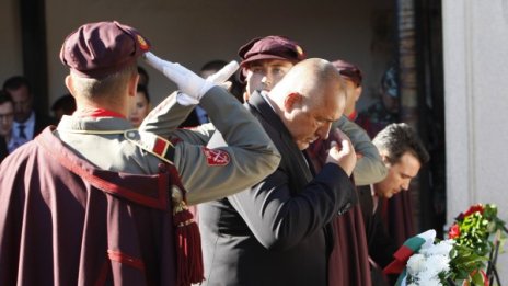 Венци и цветя на гроба на Гоце Делчев – от България!