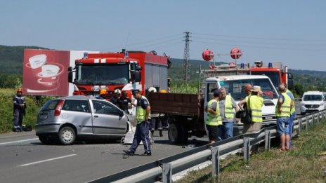 Камиончета, флагчета... И ремонтите част от войната на пътя
