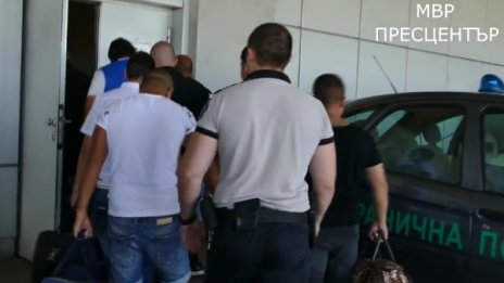 За трафик на хора: Екстрадираха 8 българи в Испания