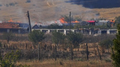 Локализираха огнената стихия в село Изворище