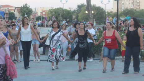 Инкогнито: Първата дама остави президента и тропна хоро