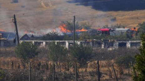 Отново огнена стихия край Изворище, горят 300 дка гори