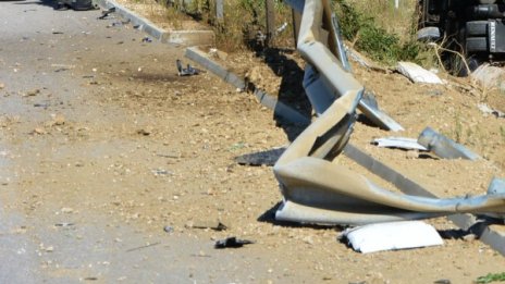 Камион със зърно се обърна и затвори "Хемус"