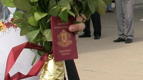Външно пуска паспортите за 10 години, не за 5