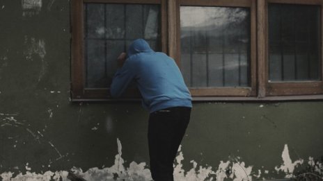 Мъж нахлу в къща, преби баба и дядо, задигна 8 бона