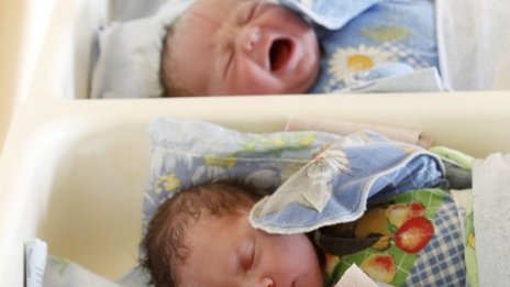 Всяко десето бебе у нас родено от тийнейджърка
