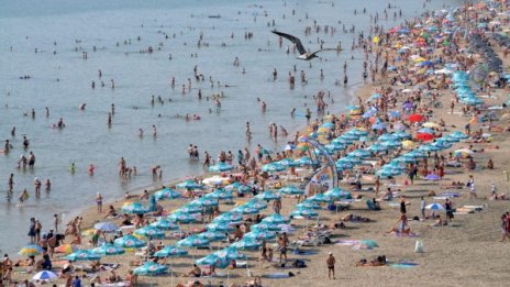 Слънчево до обяд, следобед на места ще превали