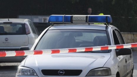 В Стражарево: Мъж изнасили момиче, то си преряза вените