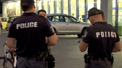 Обиди, агресия... Тийнейджъри биха братче и сестриче в Ямбол