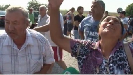 Охранители пребиха жестоко мъж, роднините му блокираха път