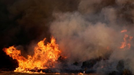 Големи пожари обхванаха съседна Гърция