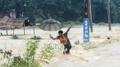 Жертвите на свлачищата в Непал се увеличават