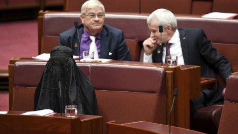 Австралийска сенаторка отиде с бурка в парламента
