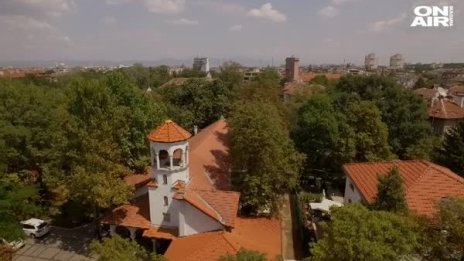 Разследване: Енорийски център, кухня за бедни? Не - ресторант!