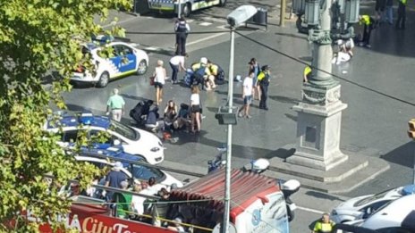 Микробус се вряза в хора на оживен булевард в Барселона